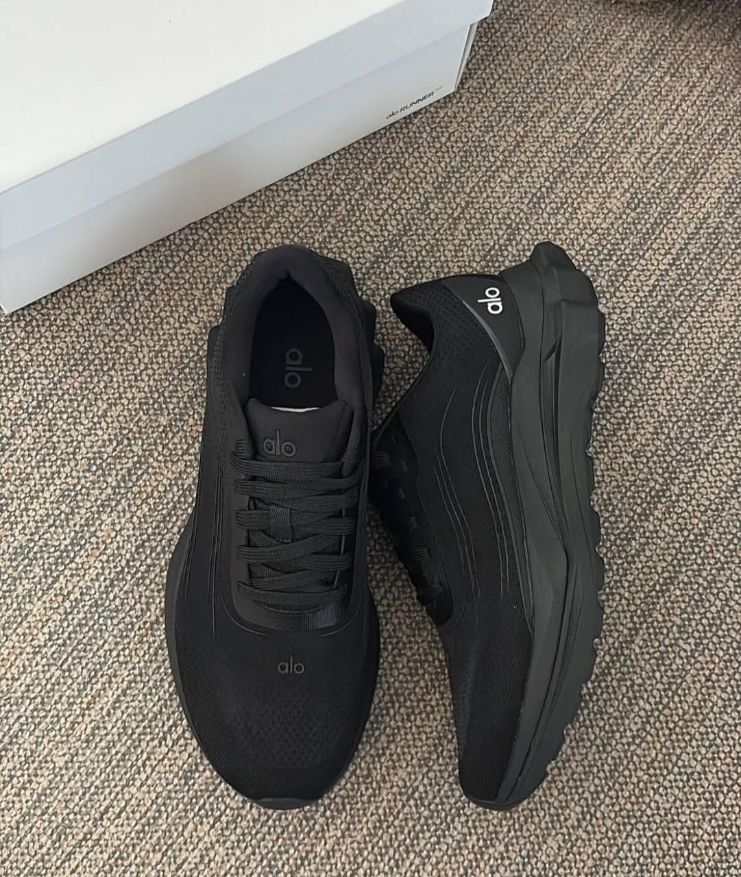 ALO yoga runner all black